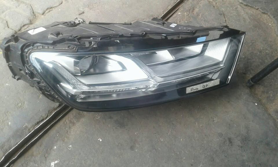 AUDI Q7 headlight - Private Seller AUDI Q7 headlight - Private Seller