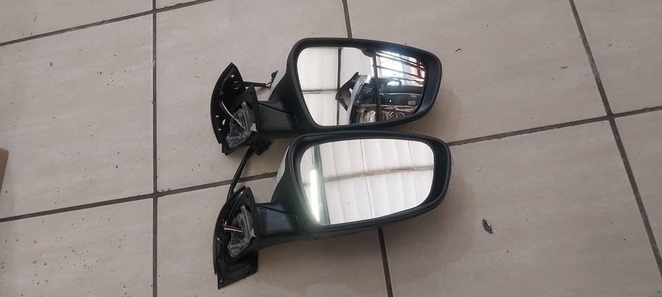 KIA CERATO RIGHT HAND SIDE MIRRORS 2014 AVAILABLE