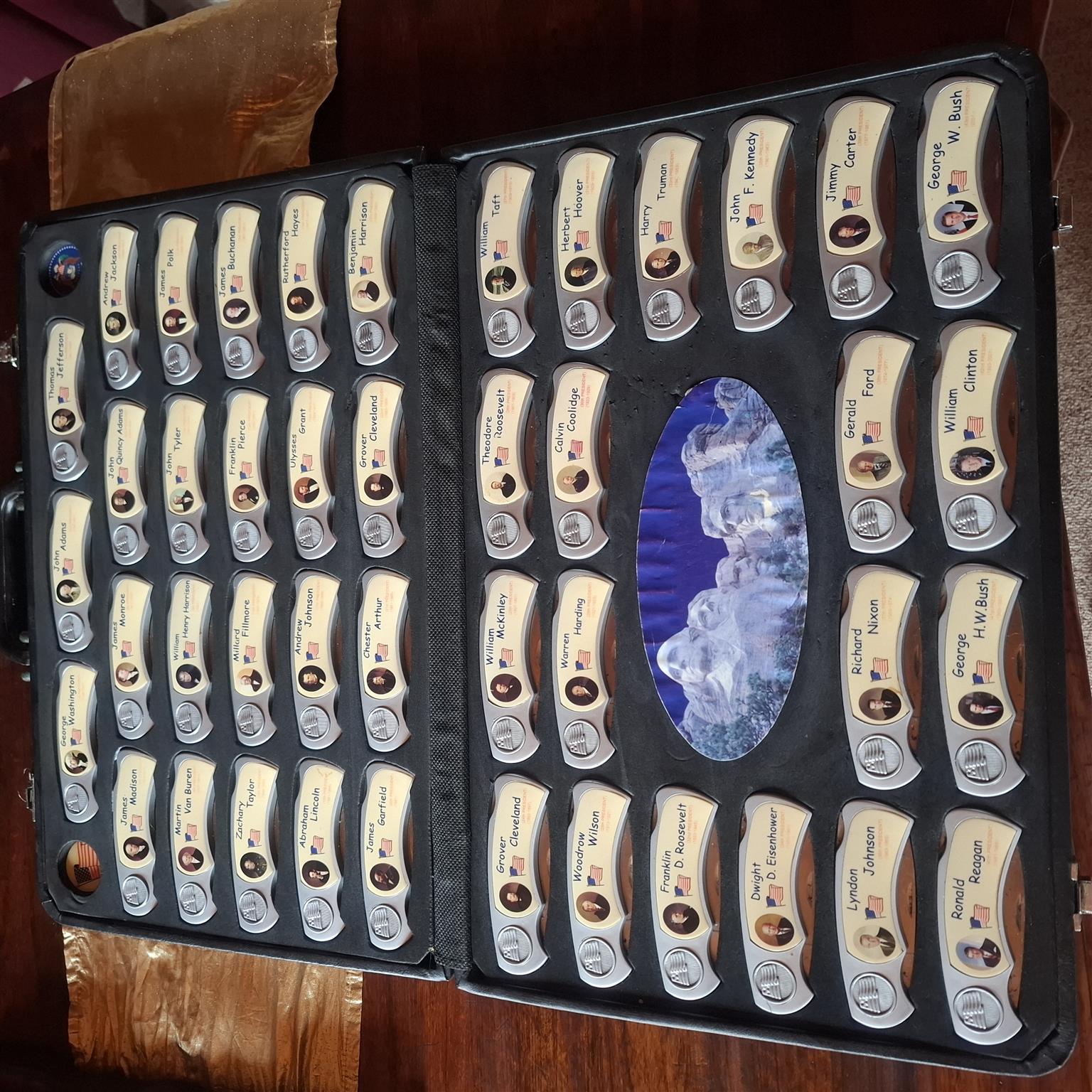 43 PIECE POCKET KNIFE SET OF AMERICAN PRESIDENTS
