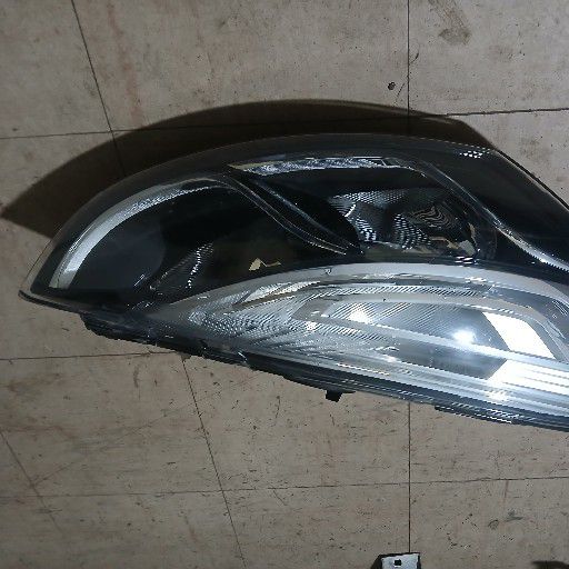 Renault Clio 4 headlight - Private Seller Renault Clio 4 headlight - Private Seller