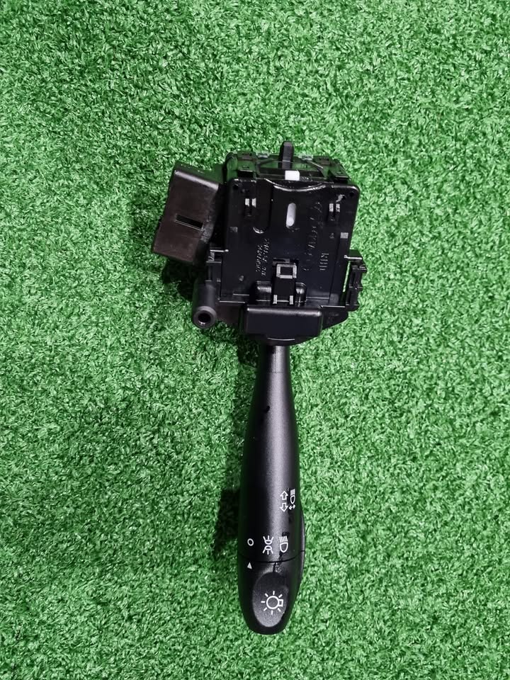 HYUNDAI i10 INDICATOR SWITCH - Private Seller HYUNDAI i10 INDICATOR SWITCH - Private Seller