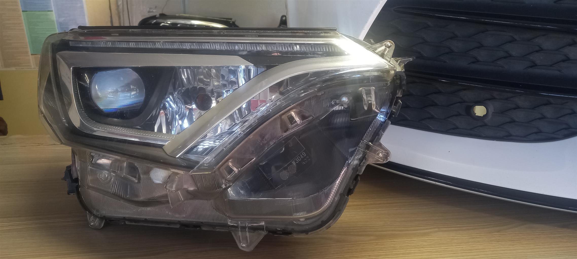 2017 TOYOTA RAV4 RIGHTSIDE HEADLIGHT - Private Seller 2017 TOYOTA RAV4 RIGHTSIDE HEADLIGHT - Private Seller