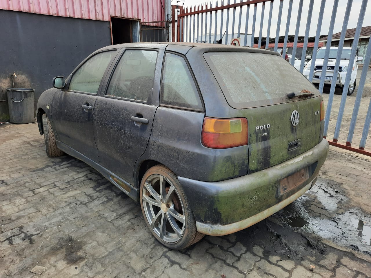 2001 VW Polo 1.6i - Stripping for Spares.