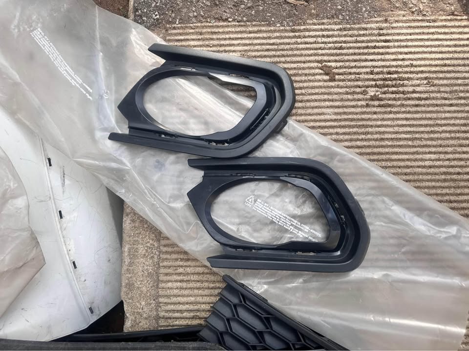 Renault sandero stepway left and right fog light cover - Private Seller Renault sandero stepway left and right fog light cover - Private Seller