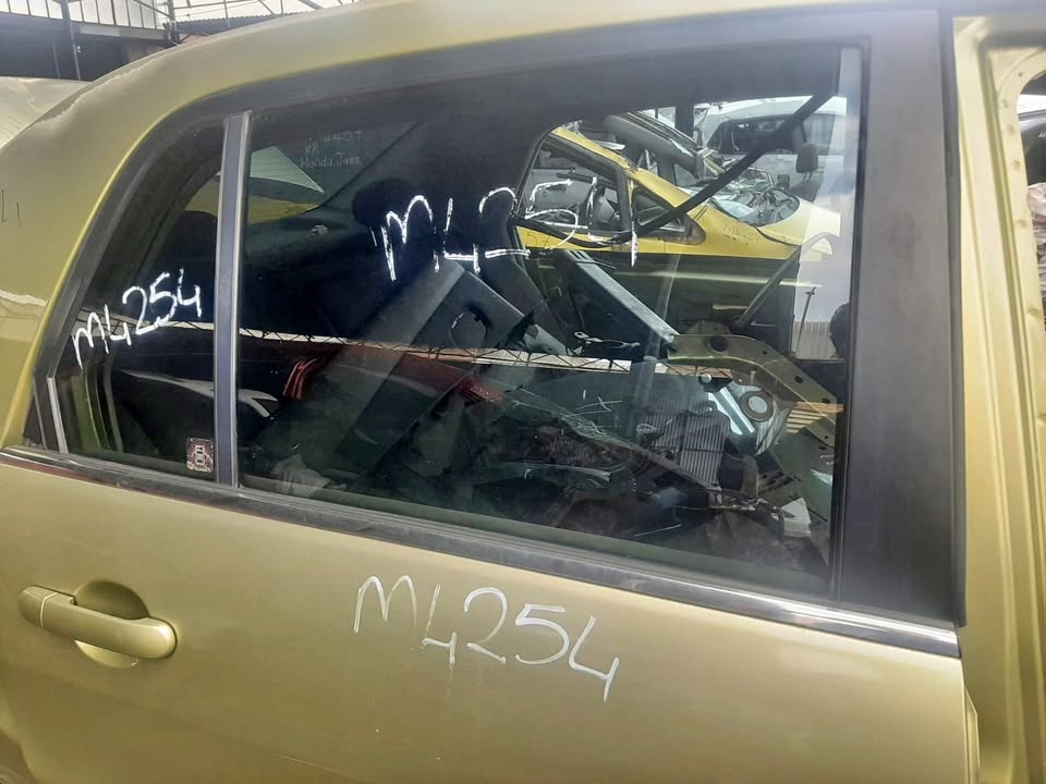 Nissan Tiida R/R Window & 1/4 Window - Private Seller Nissan Tiida R/R Window & 1/4 Window - Private Seller