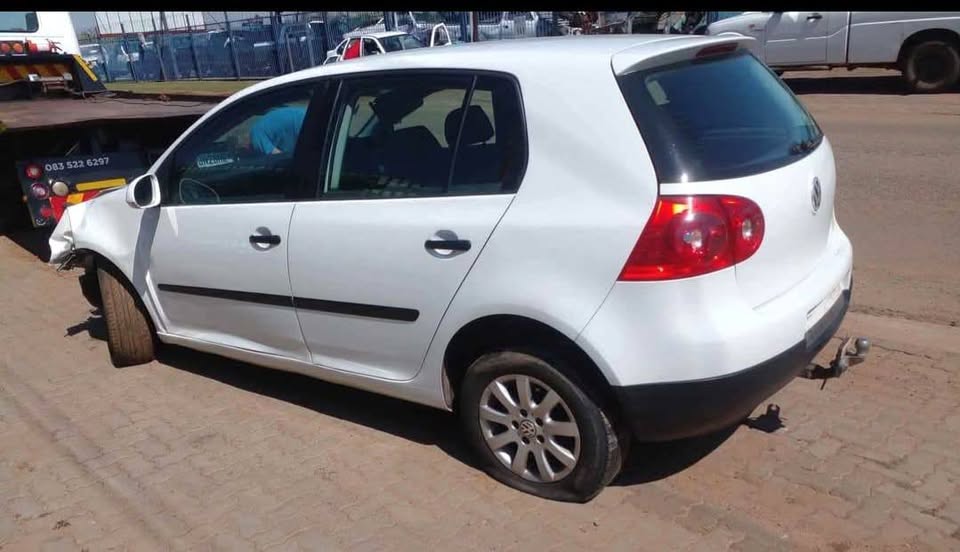 2005 VW golf 5 2i petrol stripping for parts my number WhatsApp or cell