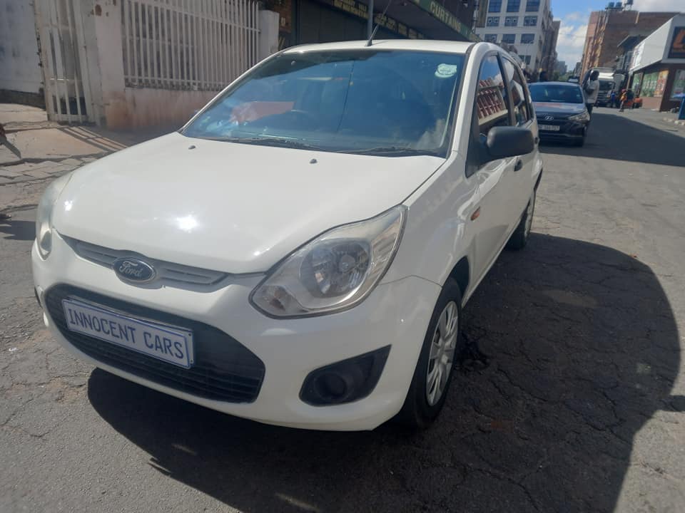 2014 FORD FIGO 1.4 PETROL MANUAL HATCHBACK, WHITE COLOR, MILEAGE 86000KM