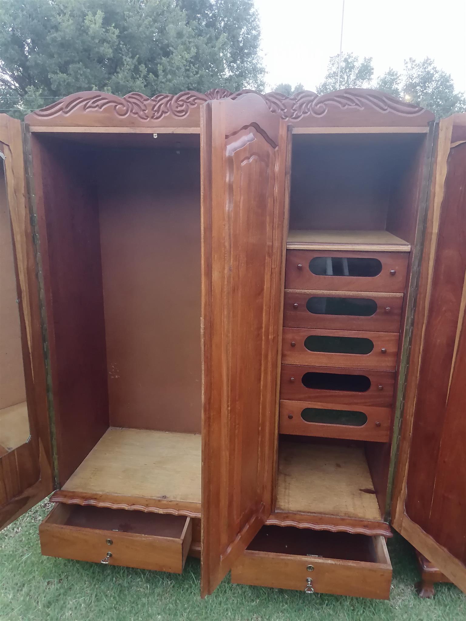 Yellow Wood Bedroom suite (2x Wardrobes & Headbord & Dressing table)