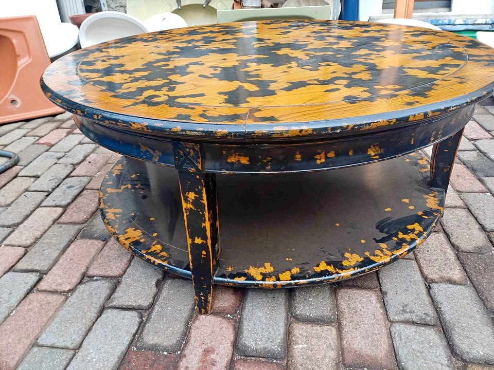 Round Antique Coffee/ Lounge Table Round Antique Coffee/ Lounge Table