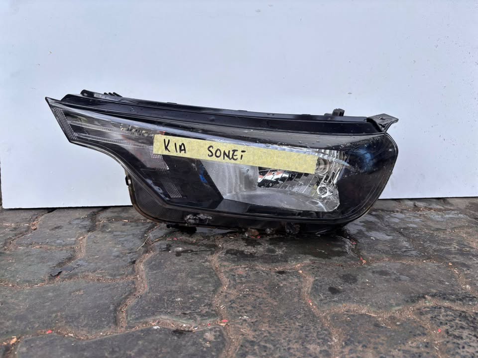 Kia Sonet Headlight - Private Seller Kia Sonet Headlight - Private Seller