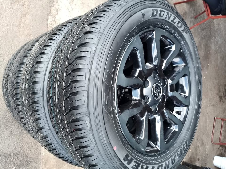 18inch Toyota Legend 50 Rs original mags with brand new 265/60/18 Dunlop A/T25 set