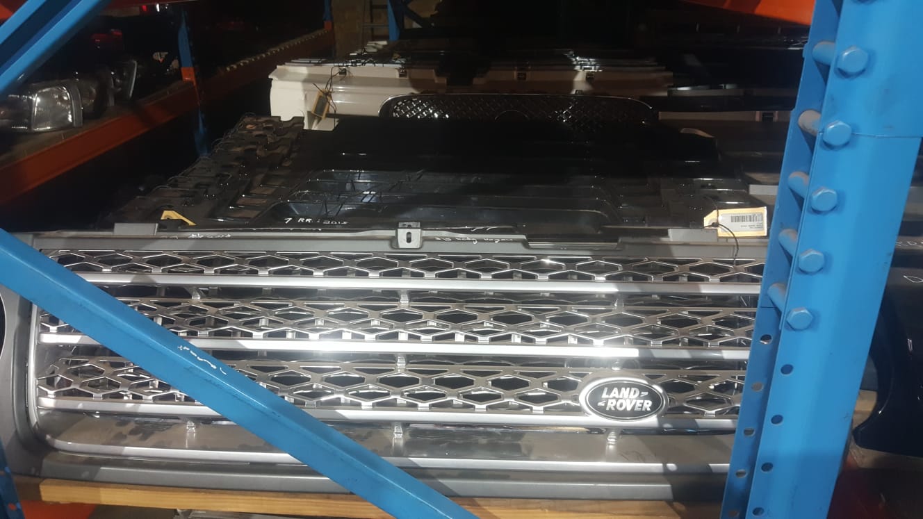 2010 Discovery 4 3.0l TDV6 Grille for sale