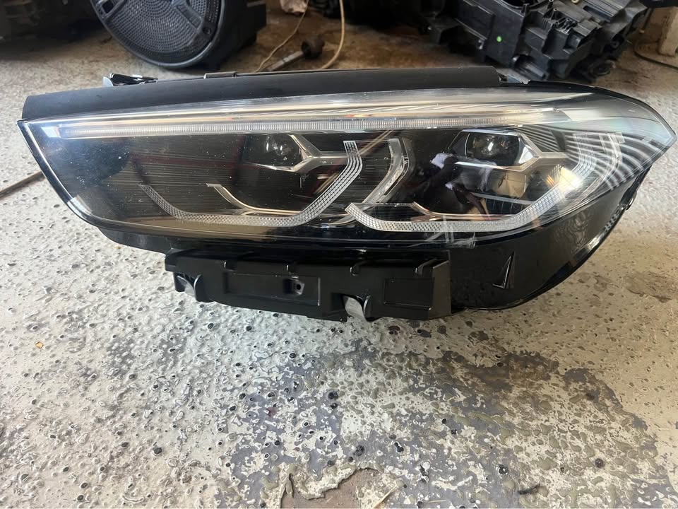 BMW 8 Series headlight - Private Seller BMW 8 Series headlight - Private Seller