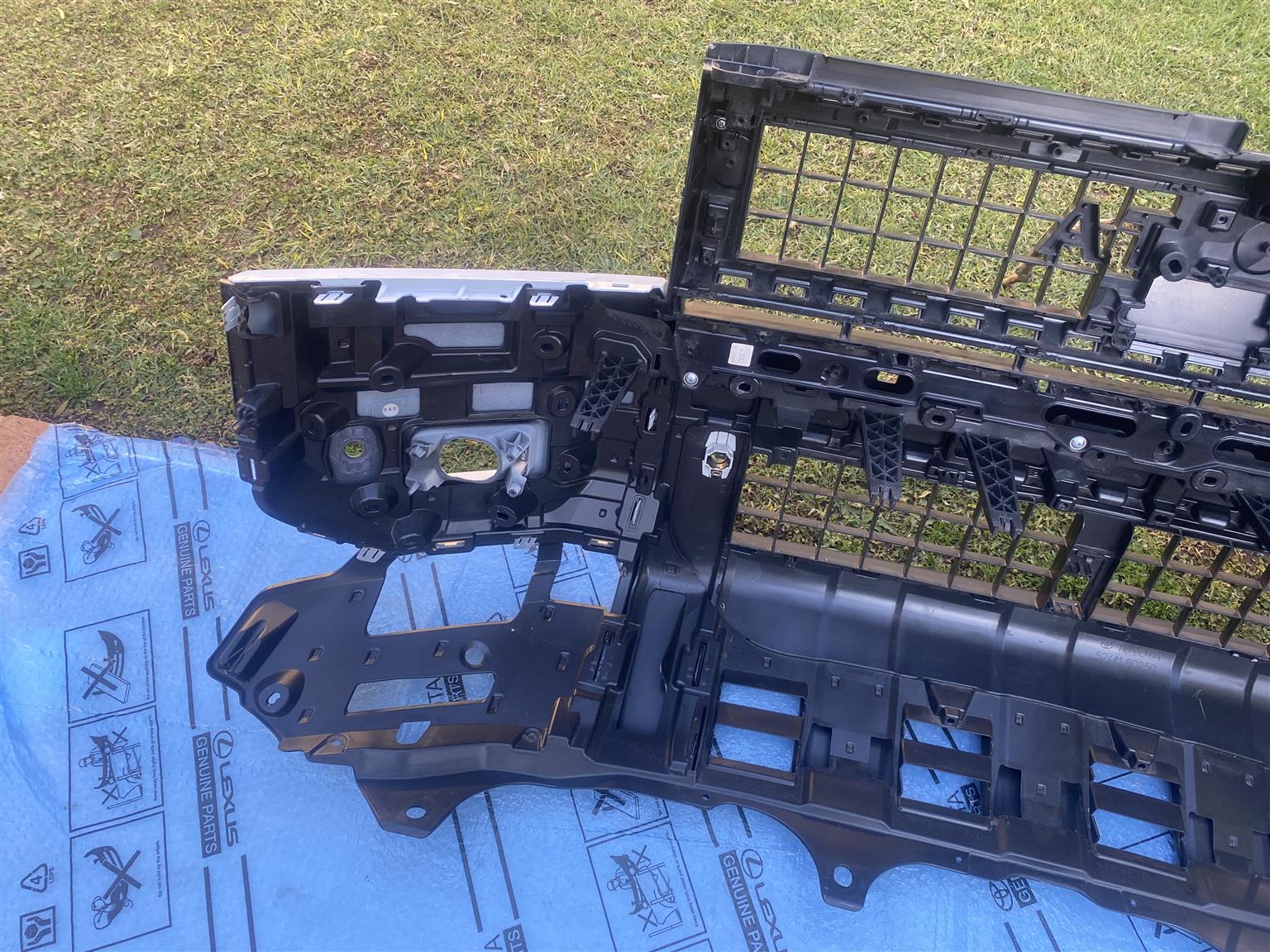 2025 TOYOTA LAND CRUISER PRADO VX-R FRONT BUMPER FOR SALE.IN PRISTINE CONDITION