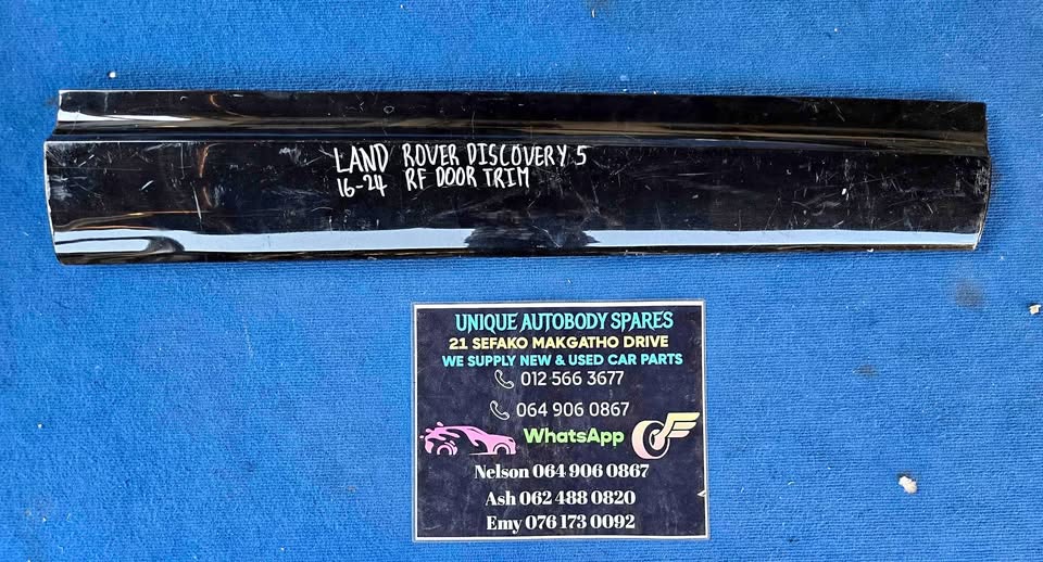 Land Rover Discovery 5 Right Front Door Trim - Private Seller Land Rover Discovery 5 Right Front Door Trim - Private Seller