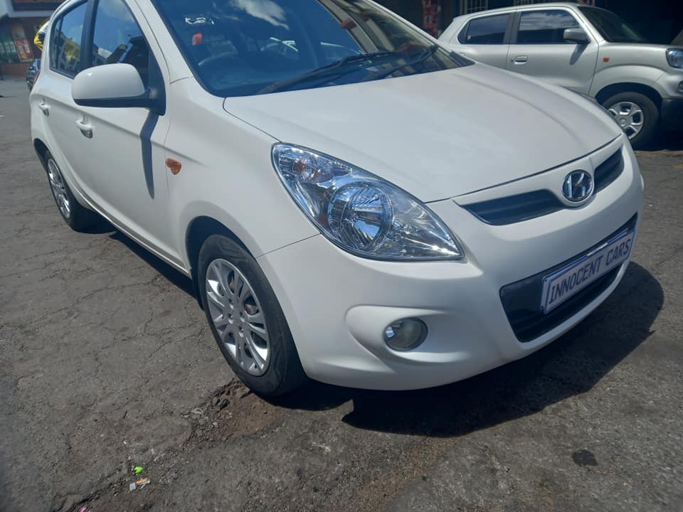 2012 HYUNDAI i20 PETROL,AUTOMATIC TRANSMISSION, WHITE COLOUR