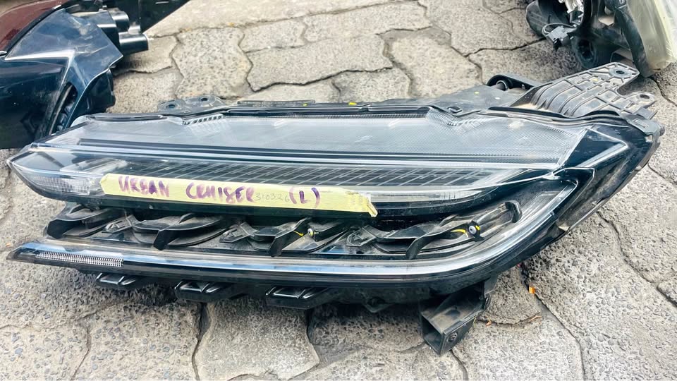 Toyota Urban Cruiser headlight - Private Seller Toyota Urban Cruiser headlight - Private Seller