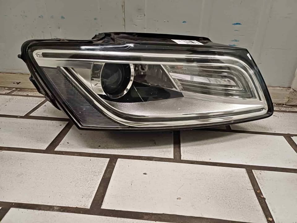 Audi Q5 headlight - Private Seller Audi Q5 headlight - Private Seller