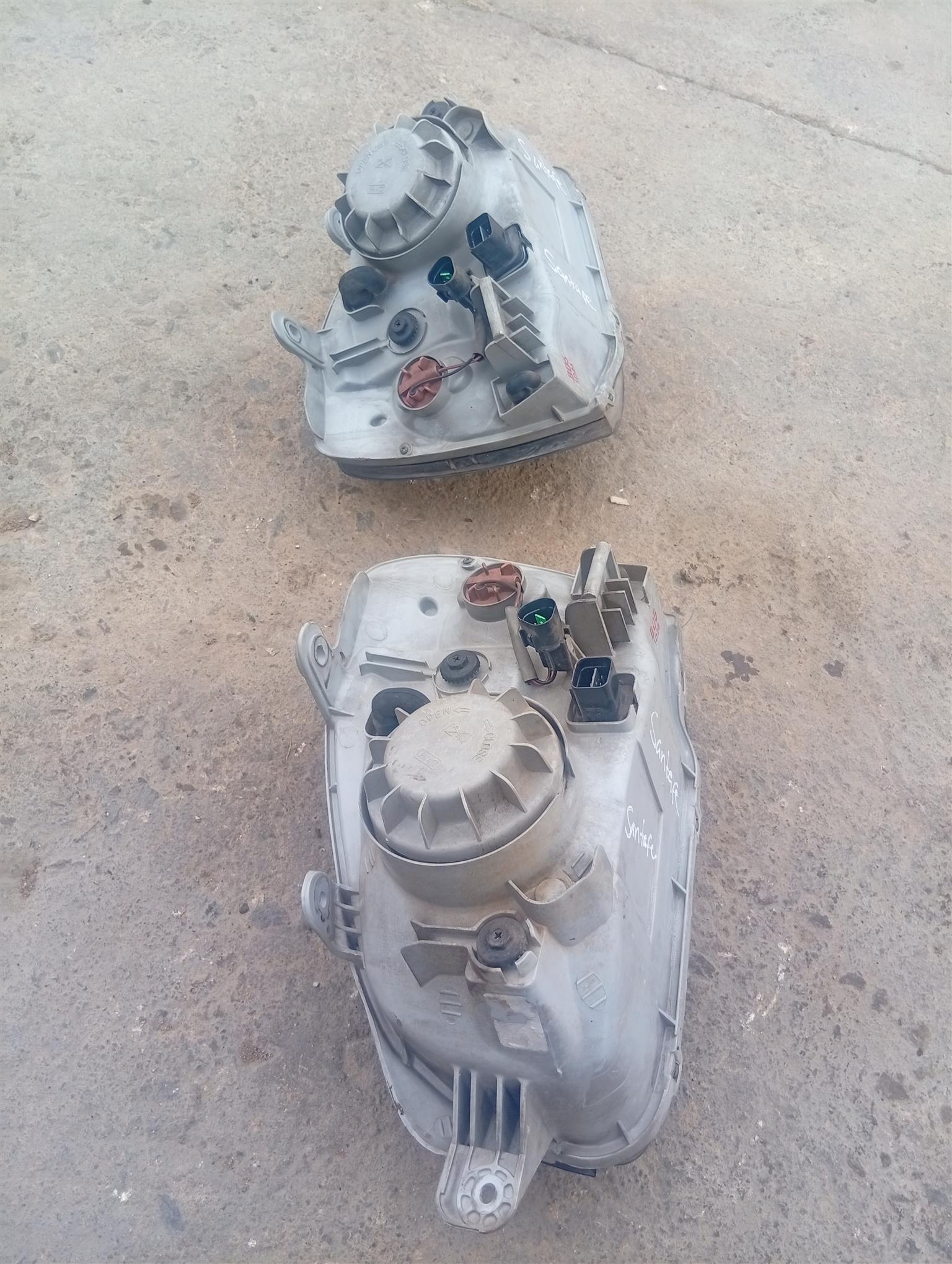 Hyundai santafe left and right headlight - Private Seller Hyundai santafe left and right headlight - Private Seller