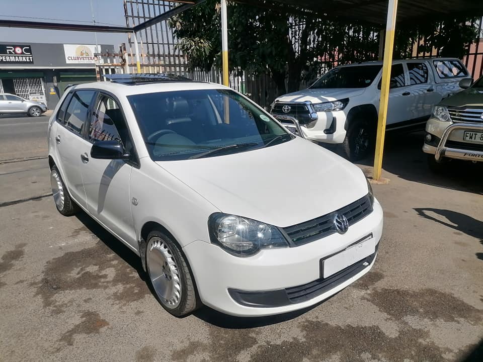 2011 Volkswagen polo vivo 1.4 Hatchback leather seat and sunroof