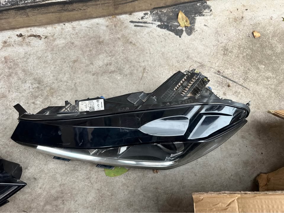 Jaguar XE LH Headlamp (Xenon) GX7313W030DF T4N13849 - Private Seller Jaguar XE LH Headlamp (Xenon) GX7313W030DF T4N13849 - Private Seller