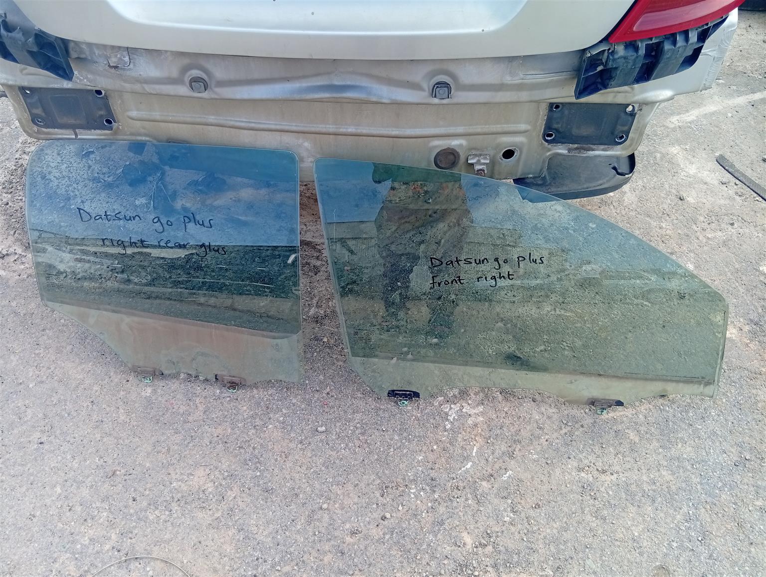Datsun go plus right door glass - Private Seller