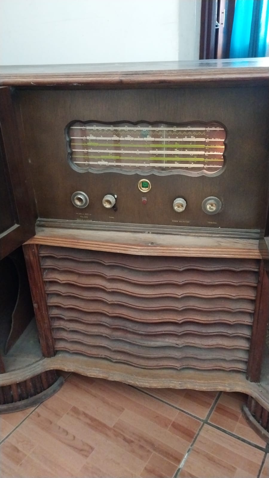 ANTIQUE RADIO CABINET