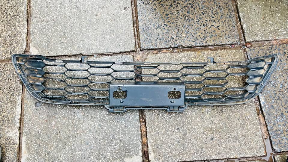 Toyota Hilux GD6 bottom grill - Private Seller Toyota Hilux GD6 bottom grill - Private Seller