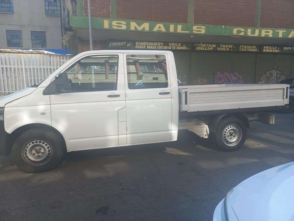 2015 VW TRANSPORTER 2.0TDI DIESEL BAKKIE, DOUBLE CAB, MANUAL, WHITE COLOUR, 155000KM.