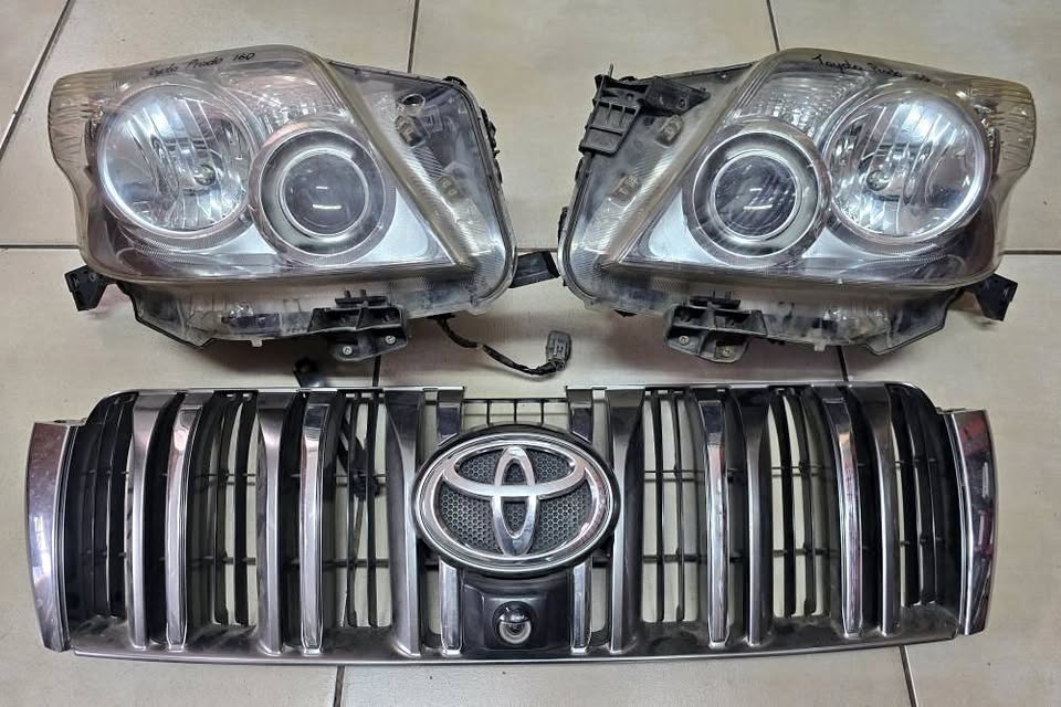 Toyota Genuine Land Cruiser Prado J150 09-14 Halogen Headlight Lamp Pair With Grill and Camara OEM - Private Seller Toyota Genuine Land Cruiser Prado J150 09-14 Halogen Headlight Lamp Pair With Grill and Camara OEM - Private Seller