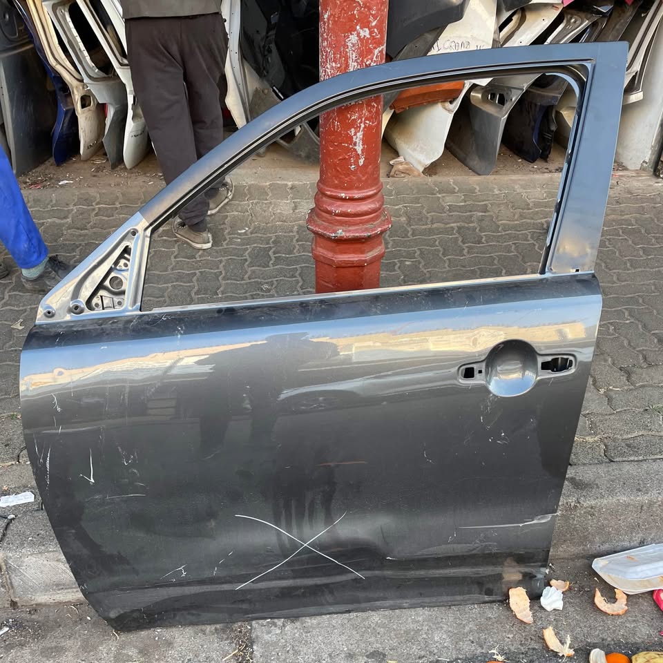 Suzuki grand Vitara Frontdoor Leftside - Private Seller Suzuki grand Vitara Frontdoor Leftside - Private Seller