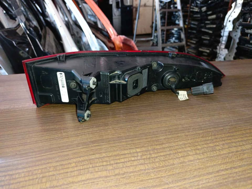 JAGUAR F PACE LEFT BACK BUMPER REFLECTOR - Private Seller