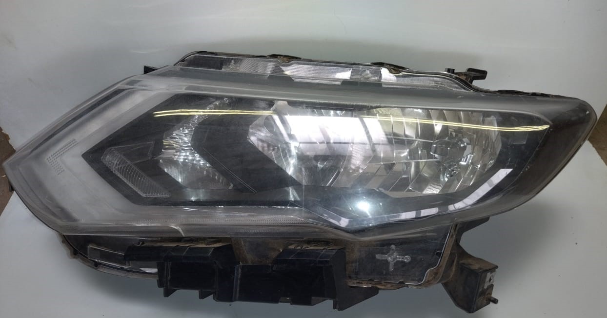 Nissan X-trail Left side Headlight LED - Private Seller Nissan X-trail Left side Headlight LED - Private Seller