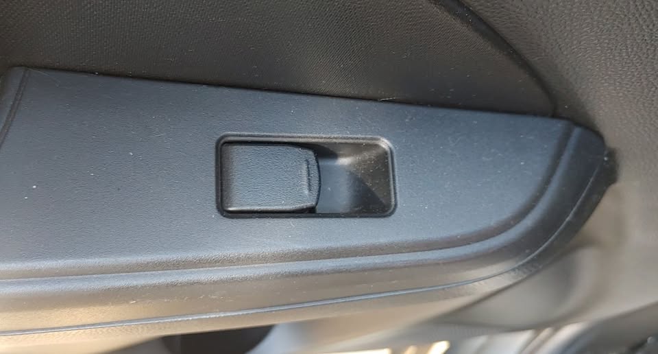 SUZUKI SWIFT LEFT REAR WINDOW SWITCH - Private Seller SUZUKI SWIFT LEFT REAR WINDOW SWITCH - Private Seller