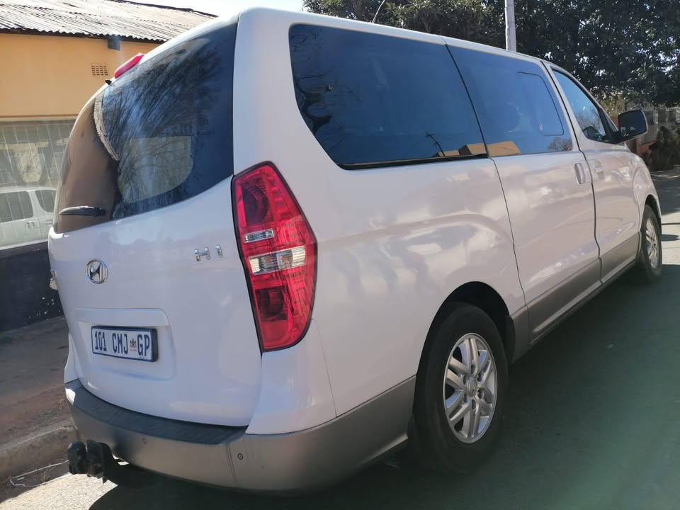2016 HYUNDAI H1 BUS 2.5 DIESEL AUTOMATIC TRANSMISSION IN EXCELLENT CONDITION