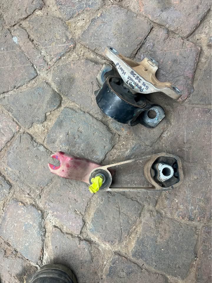 Renault kwid gearbox mountings call or whatsapp  or - Private Seller