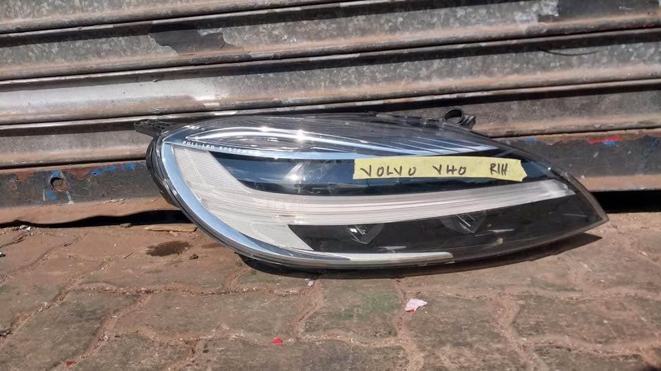 Volvo V40 headlight - Private Seller
