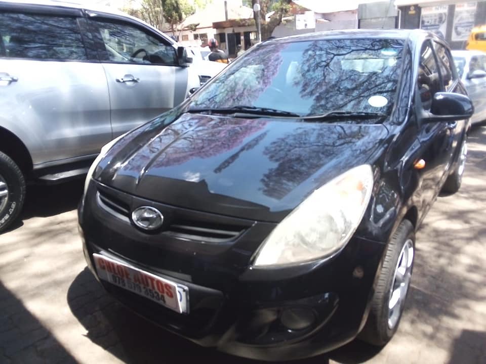 2012 HYUNDAI I20 1.6 MANUAL  BLACK COLOR 102,000KM 2012 HYUNDAI I20 1.6 MANUAL  BLACK COLOR 102,000KM