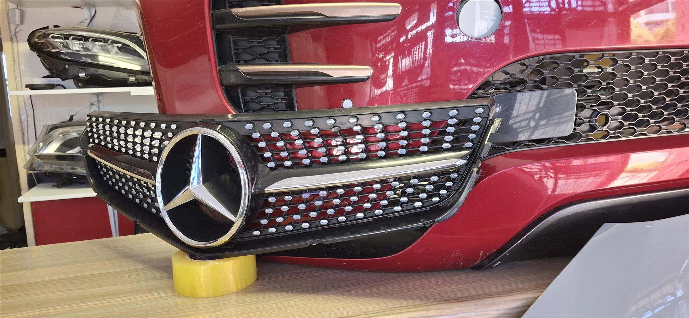 2009 MERCEDES BENZ W207 FRONT GRILL IN GOOD CONDITION  FOR SALE - Private Seller