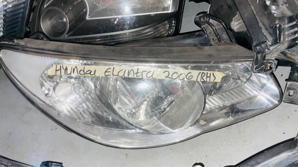 Hyundai Elantra headlight 2006 - Private Seller Hyundai Elantra headlight 2006 - Private Seller