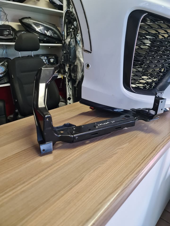 2022 JAGUAR F-PACE HEADLIGHT BRACKET RIGHTSIDE FOR SALE BRAND NEW - Private Seller