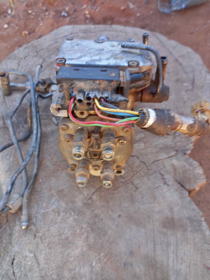 NISSAN ZD30 DIESEL PUMP IN EXCELLENT CONDITION WITH 4X HIGH PRESSURE PIPES - Private Seller
