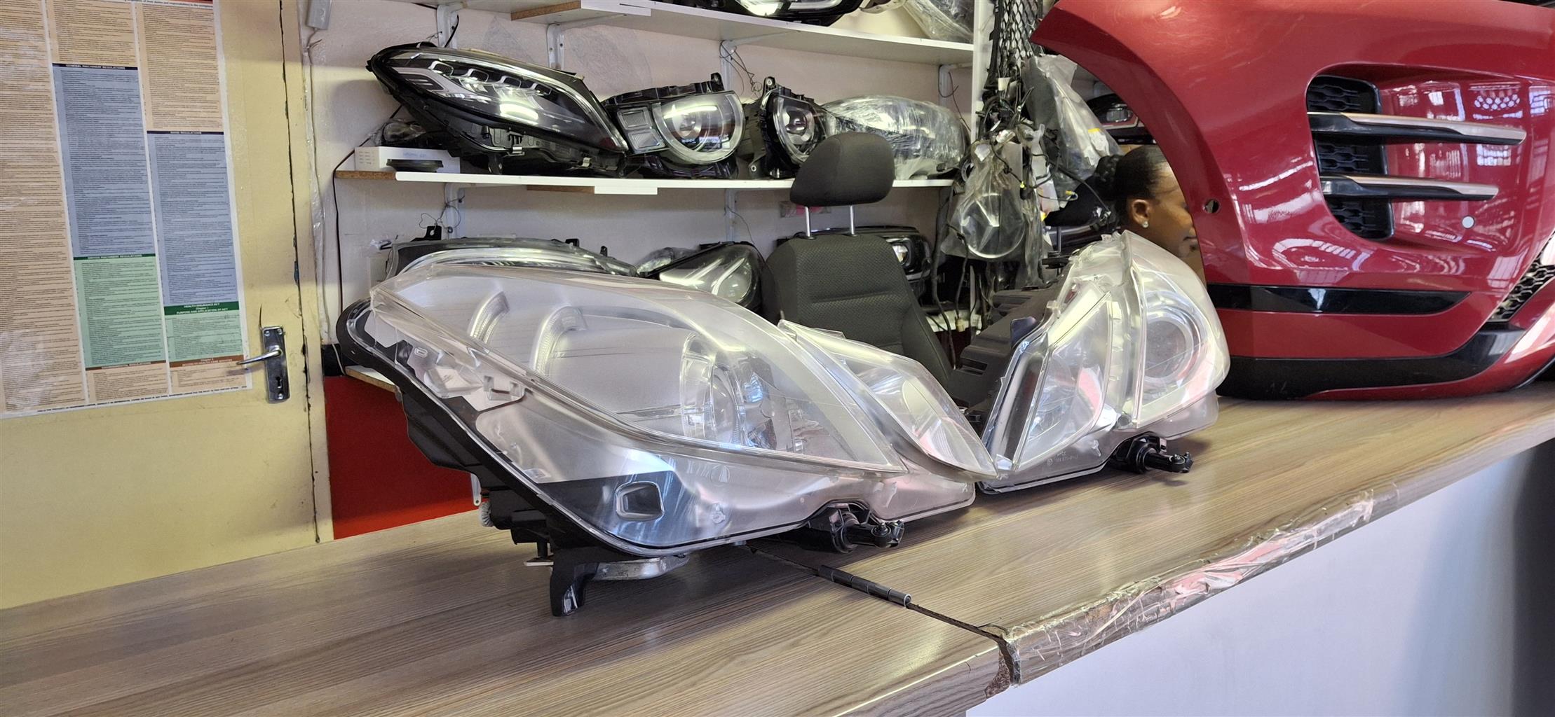 2011 MERCEDES BENZ E-CLASS E350 HEADLIGHT LEFT/RIGHT IN GOOD CONDITION - Private Seller 2011 MERCEDES BENZ E-CLASS E350 HEADLIGHT LEFT/RIGHT IN GOOD CONDITION - Private Seller