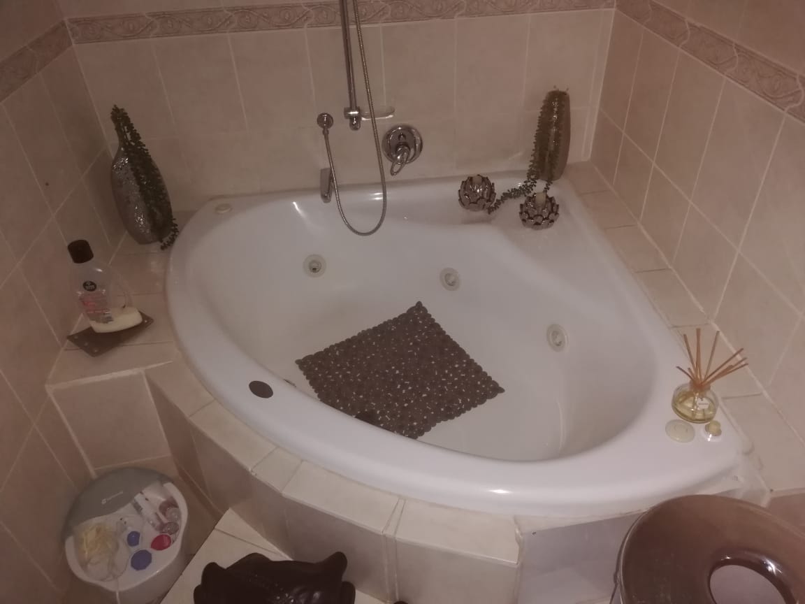 Jacuzzi Bathroom Sinks
 - Corner Jacuzzi Bath Enredada