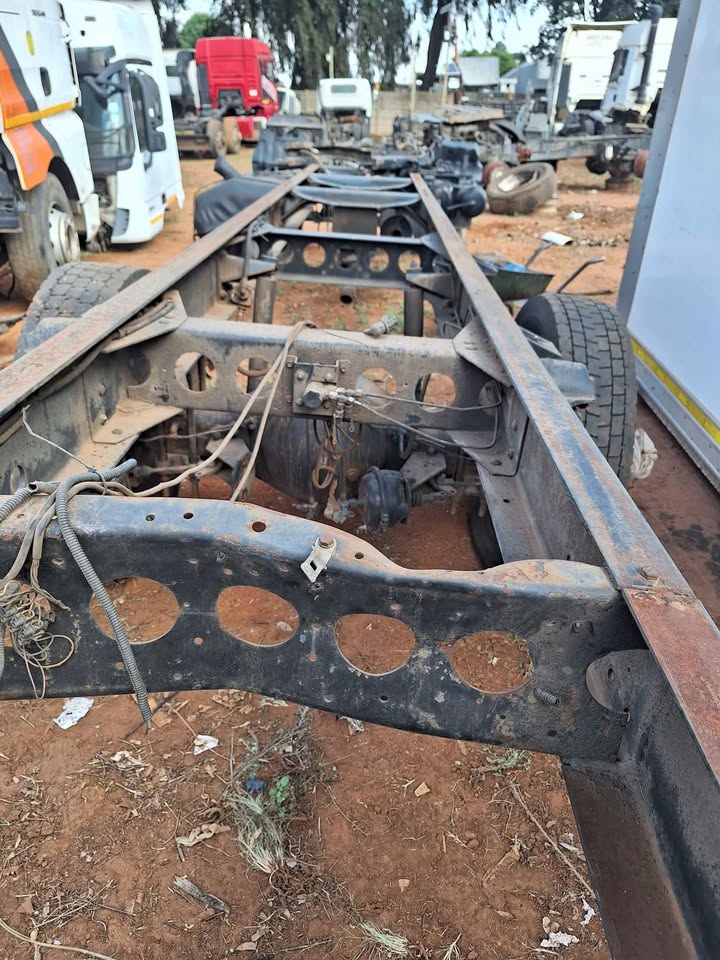 Nissan UD95 chasis with diffs&suspension stripping for parts