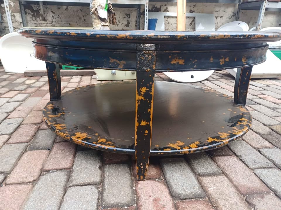 Round Antique Coffee/ Lounge Table