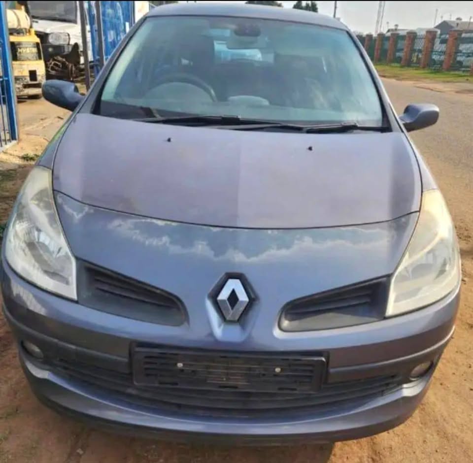 2003 Renault Clio 3 stripping for parts my number WhatsApp or cell
