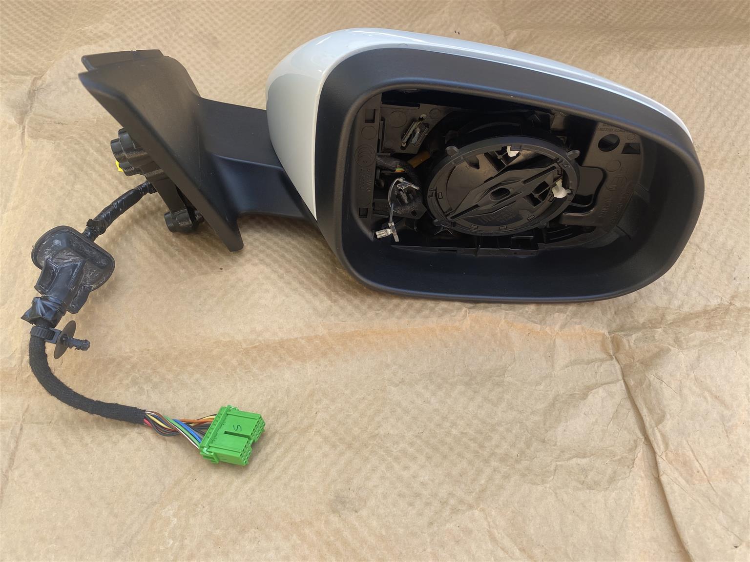 2017 VOLVO V40 ELECTRONIC AUTO-FOLD DOOR MIRROR RIGHT SIDE FOR SALE - Private Seller 2017 VOLVO V40 ELECTRONIC AUTO-FOLD DOOR MIRROR RIGHT SIDE FOR SALE - Private Seller