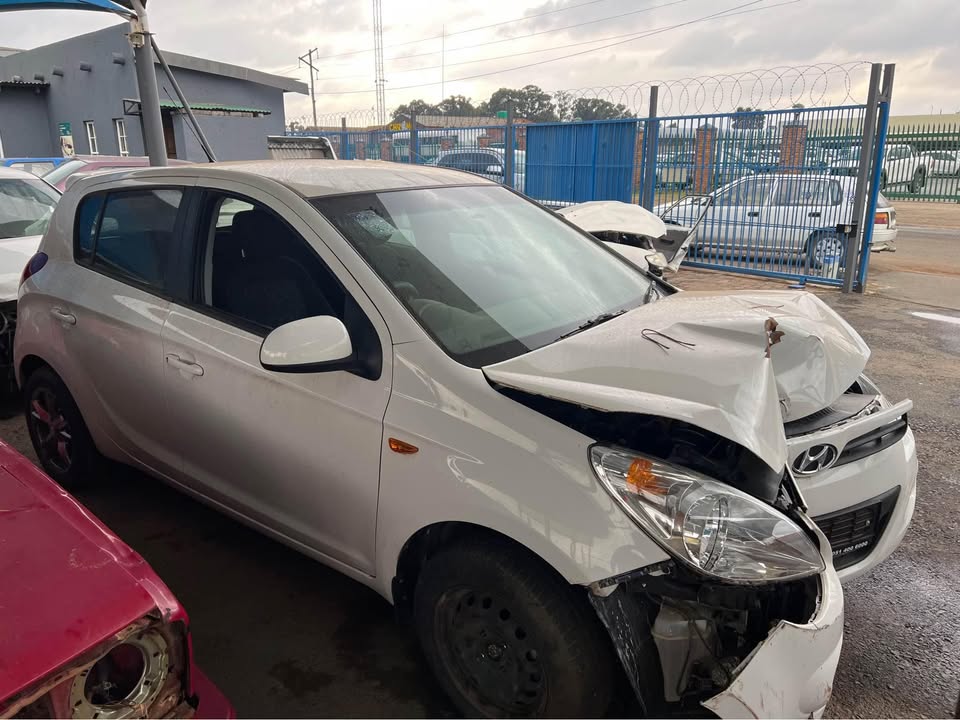 2012 HYUNDAI i20 1.6 STRIPPING FOR SPARES call or whatsapp - Private Seller