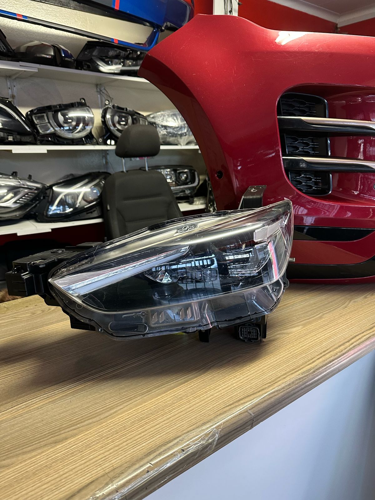 2014 MERCERDES-BENZ W204 C250 C300 RIGHT HEADLIGH IN PRESTINE CONDITION - Private Seller